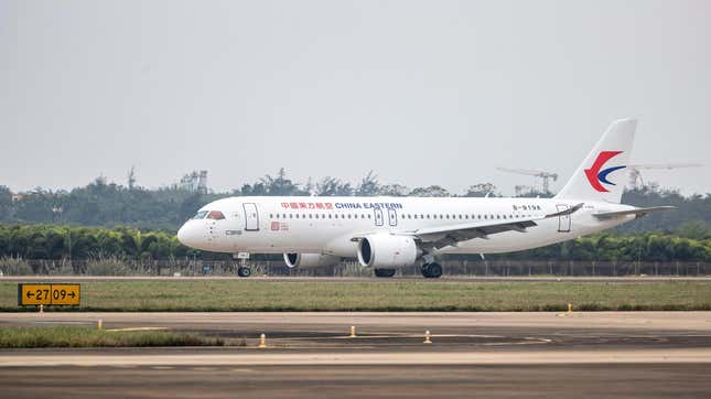 Sorunlu Çin Uçağı Sonunda İlk Ticari Uçuşunu Yaptı başlıklı makale için resim
